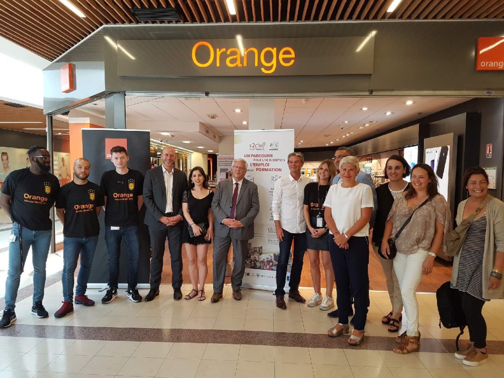 A partir du 10 octobre, les dons réalisés dans les boutiques Orange en Normandie iront spécifiquement à l’Ecole de la 2e Chance Normandie basée à Hérouville-Saint-Clair », explique Marc Maouche, Délégué Régional Orange Normandie accompagné de Rodolphe Thomas, Président de l’Ecole de la 2e Chance Normandie