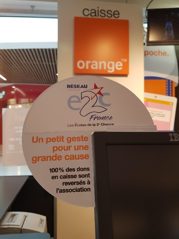 A partir du 10 octobre, les dons réalisés dans les boutiques Orange en Normandie iront spécifiquement à l’Ecole de la 2e Chance Normandie basée à Hérouville-Saint-Clair », explique Marc Maouche, Délégué Régional Orange Normandie accompagné de Rodolphe Thomas, Président de l’Ecole de la 2e Chance Normandie